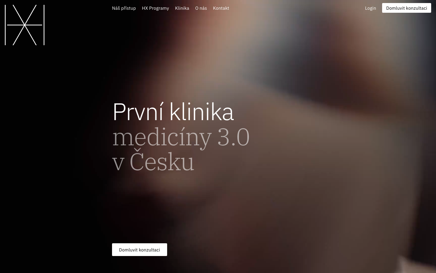 Zdraví není binární stav mezi nemocí a zdravím, ani otázka náhody. Je to kontinuum biologické odolnosti, funkční kapacity a vitality, které lze aktivně řídit. · minimalism, swiss, monochrome, health, hospitality, agency, hero-fullbleed, logo-cloud, hero-with-cta